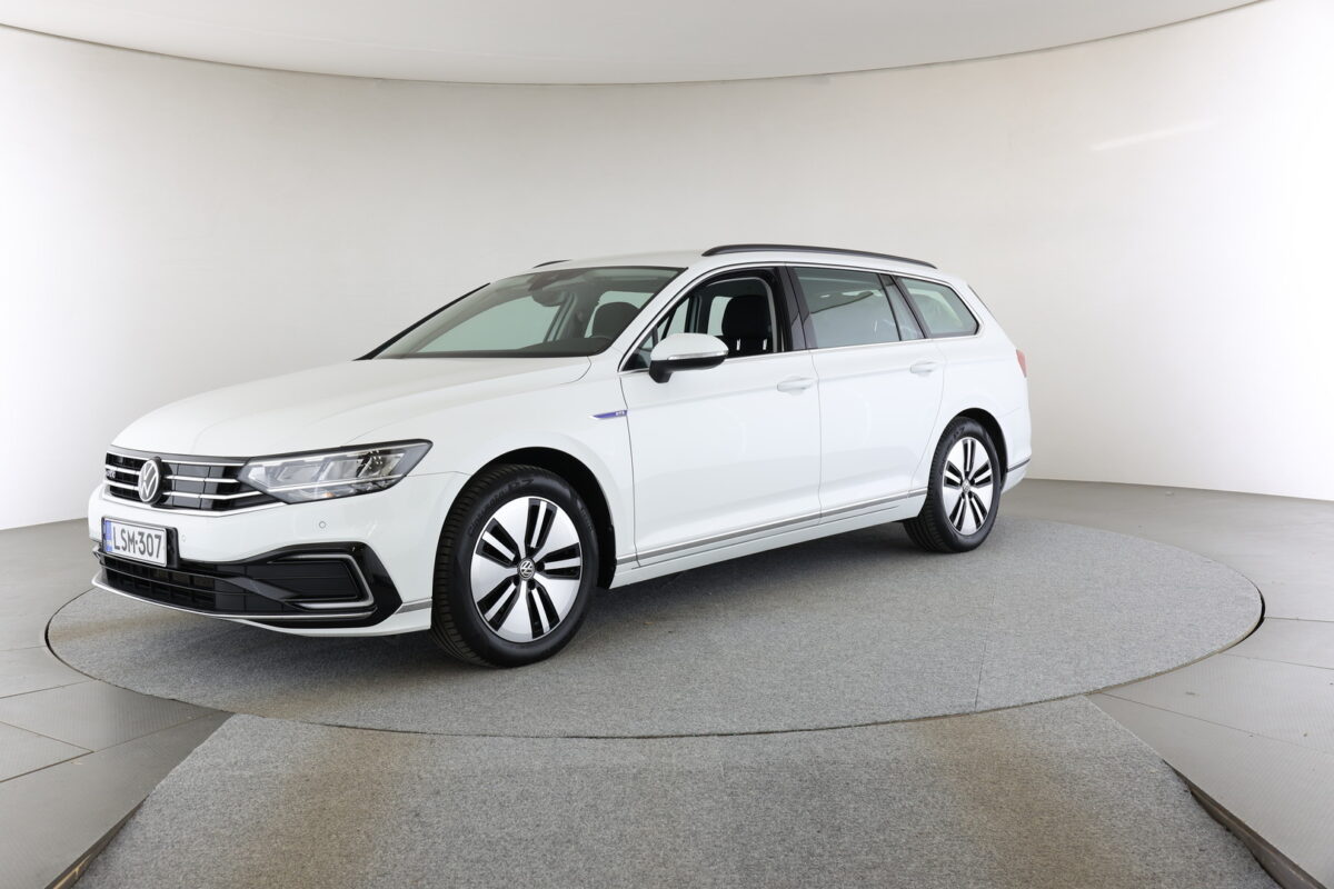 Volkswagen Passat Variant GTE Plug-In Hybrid 160 kW DSG-automaatti - Huollettu 10/25 - Aviloo 95%