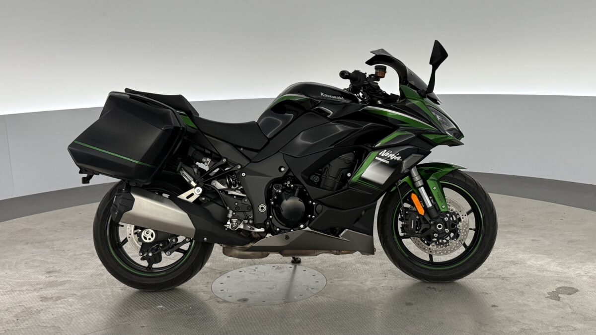 Kawasaki Ninja 1000 SX - Yksi aiempi omistaja - Täydellinen huoltokirja