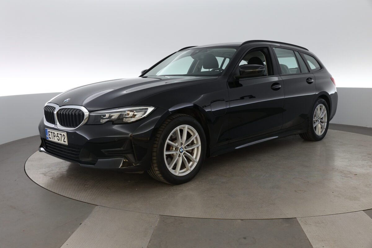 BMW 320 G21 Touring 320e xDrive A Charged Edition - Vähän ajettu