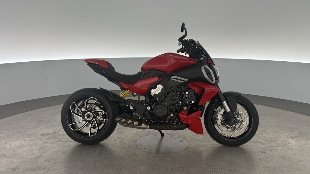 Ducati DIAVEL V4 - Akrapovic - Uudet renkaat mukaan eteen ja taakse